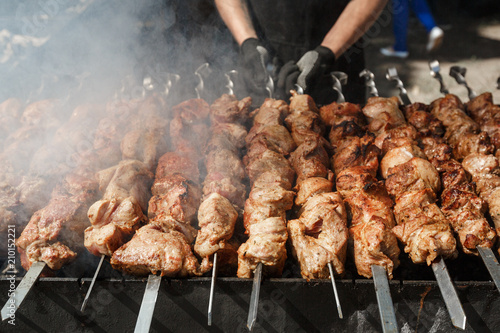 Slika na platnu Man cooking grilled barbecue meet on skewer