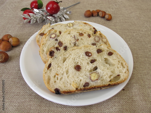 Weihnachtliches Rosinen-Nuss-Brot photo