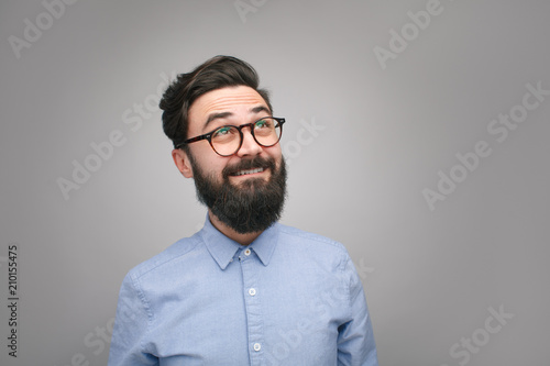 Foto Excited man looking up in enlightenment