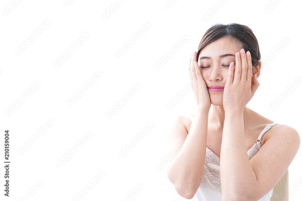 スキンケアをする若い女性 スキンケアをする若い女性