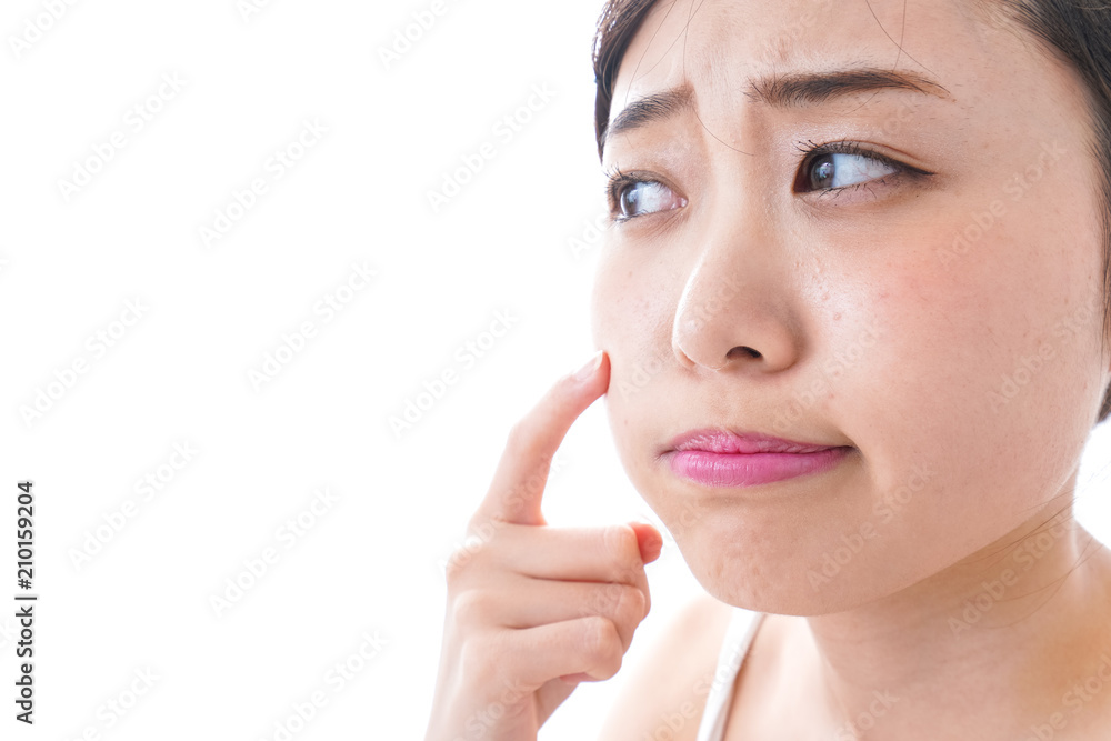 スキンケアをする若い女性