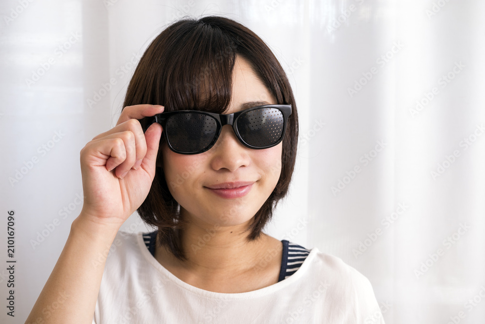 ピンホール眼鏡をかけた女性 ピンホール眼鏡をかけた女性