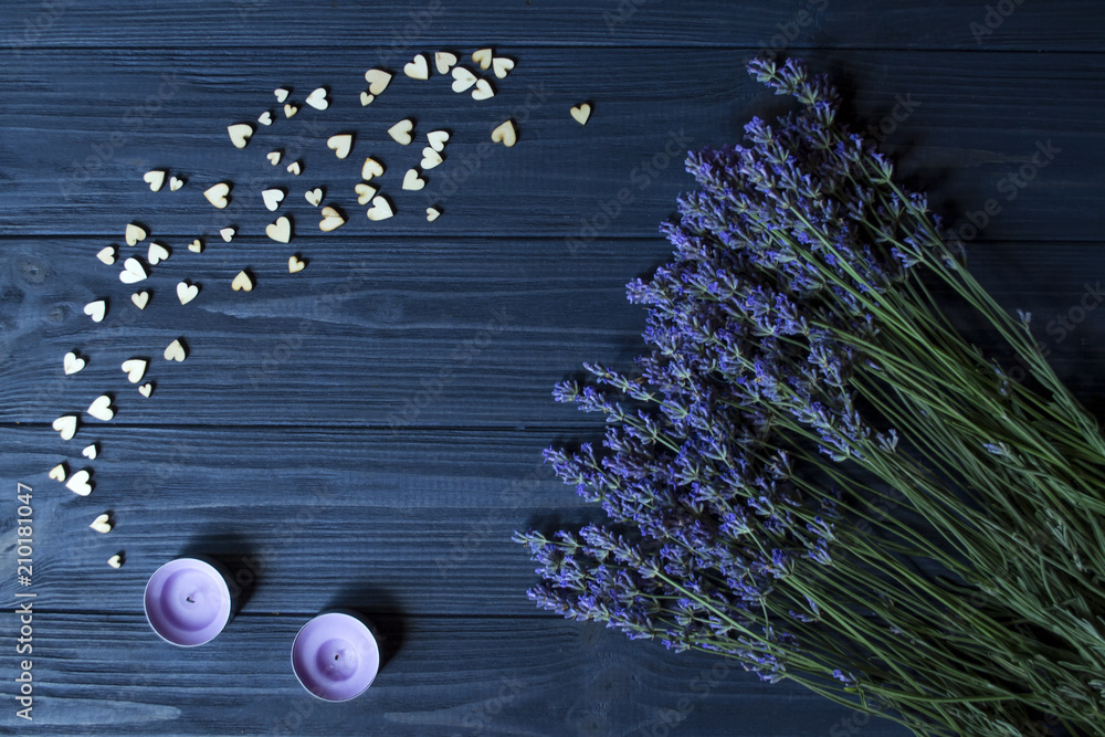 Ταπετσαρία Lavender flowers and wooden love hearts on a dark blue wooden table