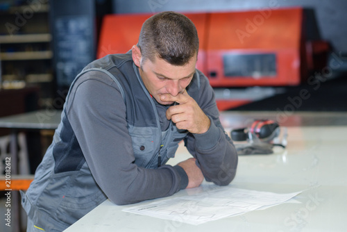 Tablou pe pânză reading the specification of the product