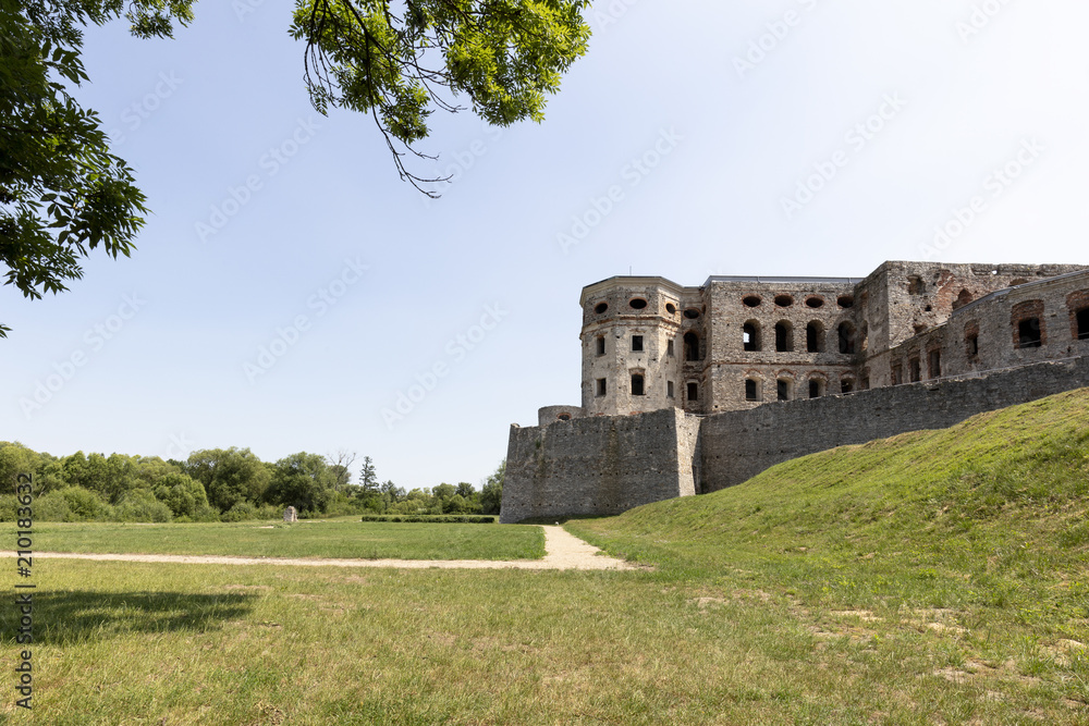 Ruiny siedemnastowiecznego zamku w Polsce