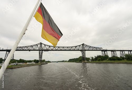 Rendsburger Hochbrücke mit Fahne © Erika Wehde