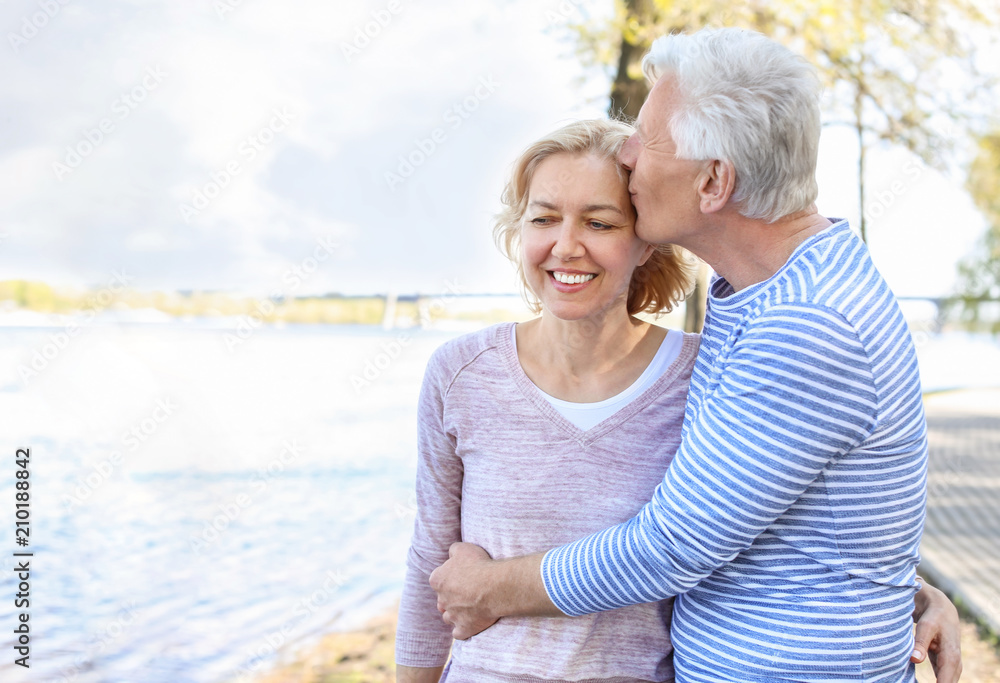 Obraz premium Mature couple resting in park on spring day
