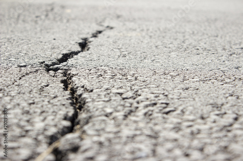 Foto Left sided, close detail of a pavement crack in a park