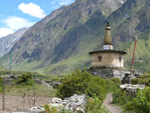 Obraz na plátně Stupa near Nile village - beautiful buddhist building - Manaslu and Tsum Valley