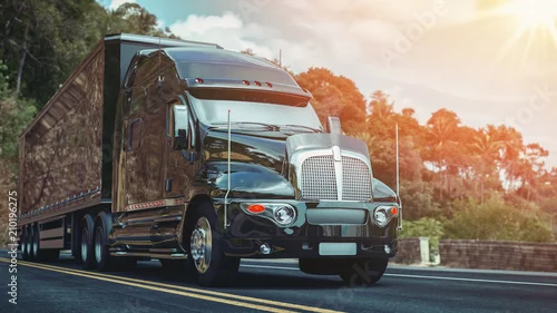 Obraz Ciężarówka jedzie po autostradzie.