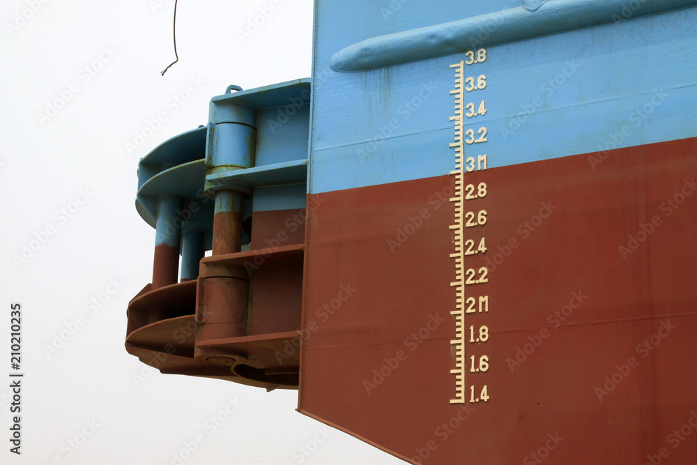 Obraz premium plimsoll mark on the ship