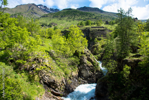 Wasserfall und Fluss von Dormillouse im Nationalpark Ecrins in den französischen Alpen