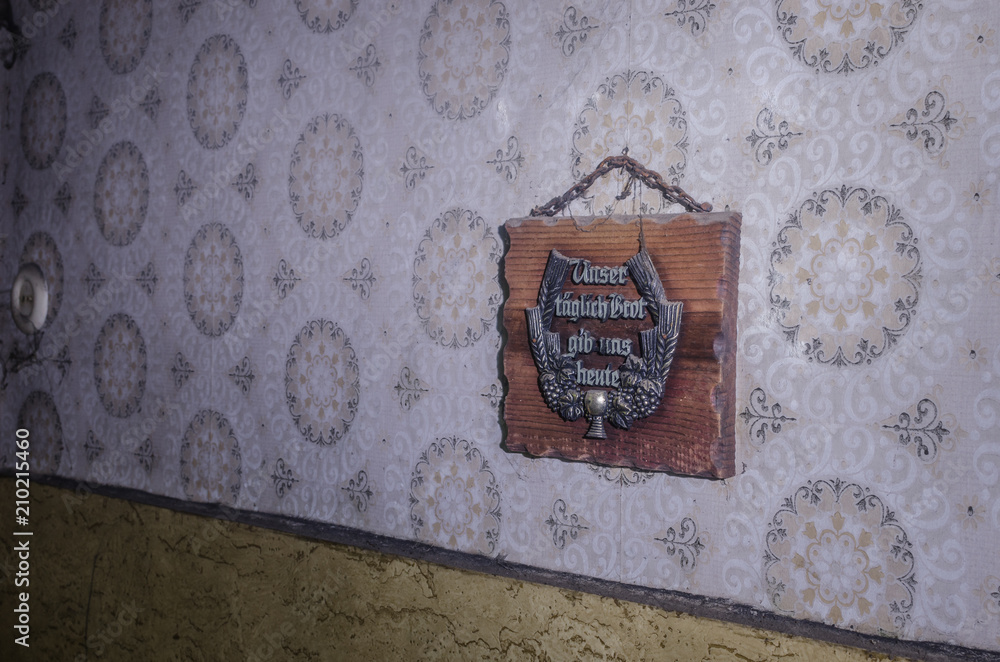 holztafel und kirchlicher spruch Stock Photo Adobe Stock