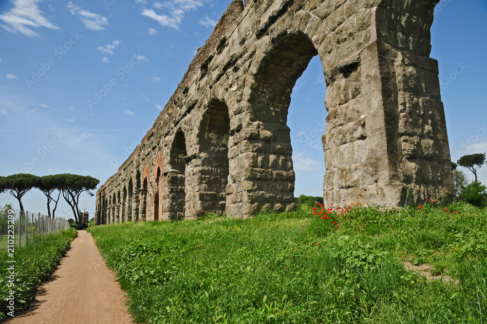 Roma, le rovine nel parco degli Acquedotti