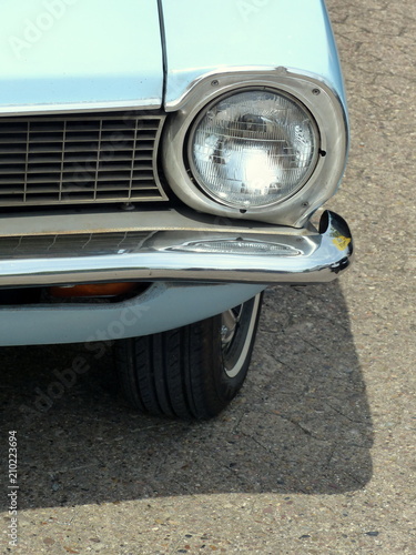Photography Scheinwerfer und Kühlergrill eines amerikanischen Kleinwagen der Siebzigerjahre