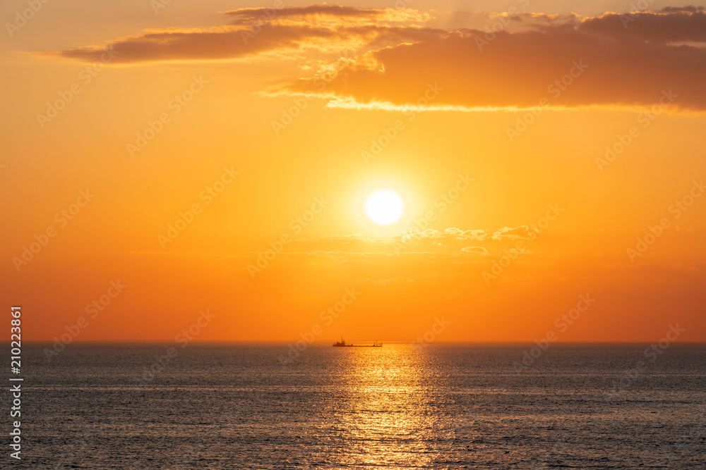 Frachtschiff im Sonnenuntergang