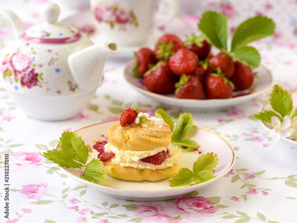 Cream puffs with berries Cream puffs with berries