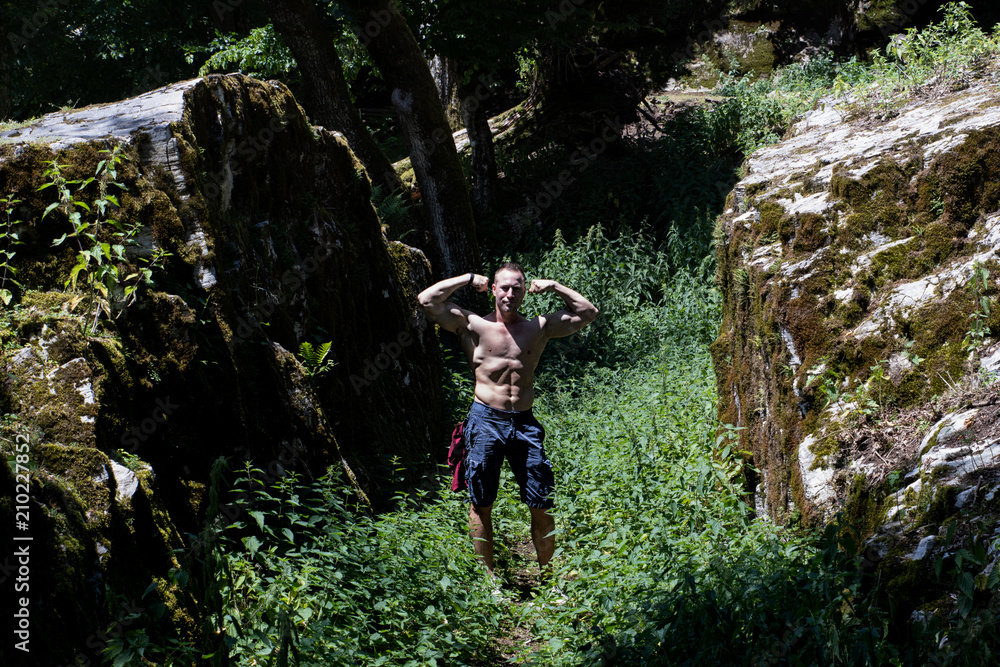 Obraz premium Bodybuilder im Wald