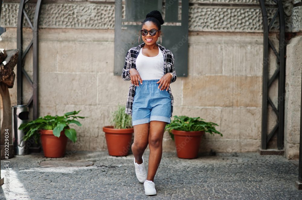 Hip hop african american girl on sunglasses and jeans shorts. Casual street  fashion portrait of black woman. Stock Photo | Adobe Stock