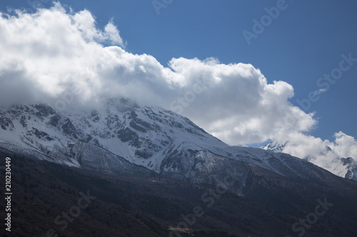 Горный пейзаж. Красивый вид на живописное ущелье, панорама с высокими горами. Природа Северного Кавказа, отдых в горах © Ivan_Gatsenko