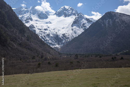 Горный пейзаж. Красивый вид на живописное ущелье, панорама с высокими горами. Природа Северного Кавказа, отдых в горах © Ivan_Gatsenko