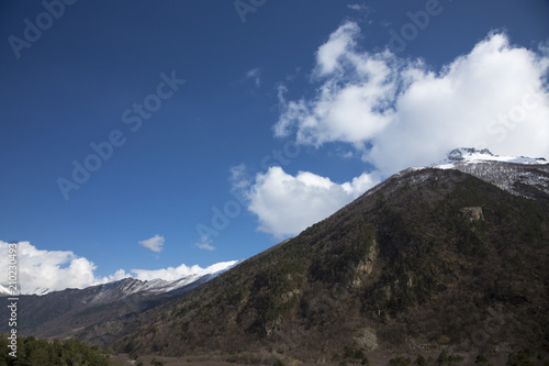Горный пейзаж. Красивый вид на живописное ущелье, панорама с высокими горами. Природа Северного Кавказа, отдых в горах