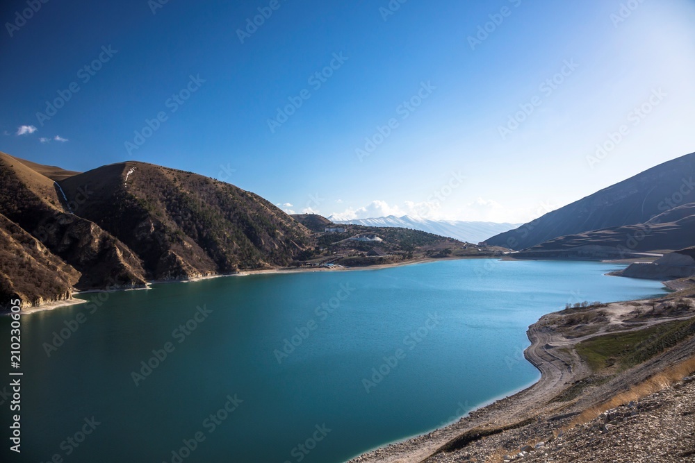 Красивый вид на горное озего, голубая вода между живописными склонами. Природа Северного Кавказа
