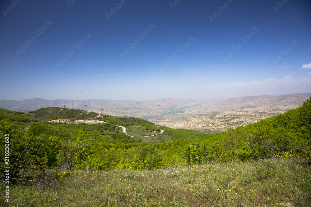 Горный пейзаж, дорога в высоких горах. Путешествия по Северному Кавказу