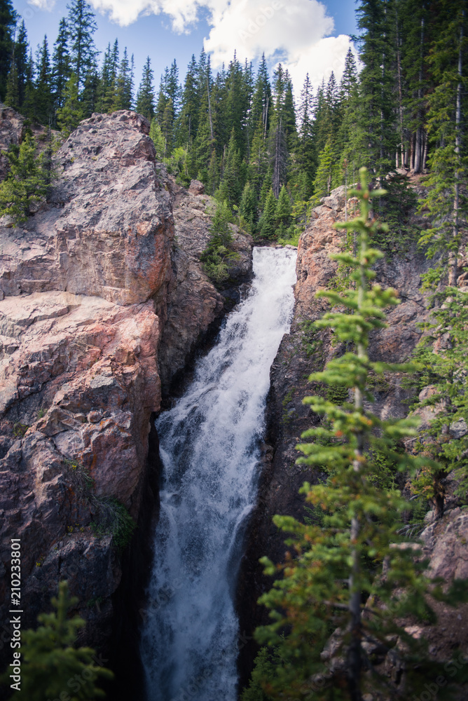 Obraz premium Booth Falls near Vail, Colorado in the summer. 