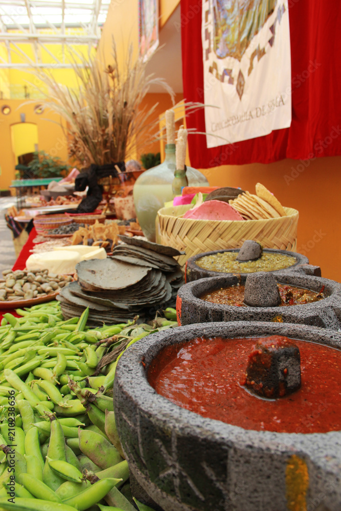 salsas, tortillas y bebidas tradicionales en México , con elementos