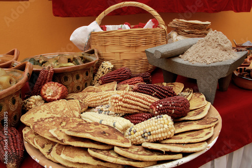 Productos de maiz rojo, blanco y azul, con el elementos prehispanicos y tradicionales  photo