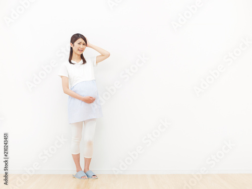 妊婦　頭を抱える © siro46