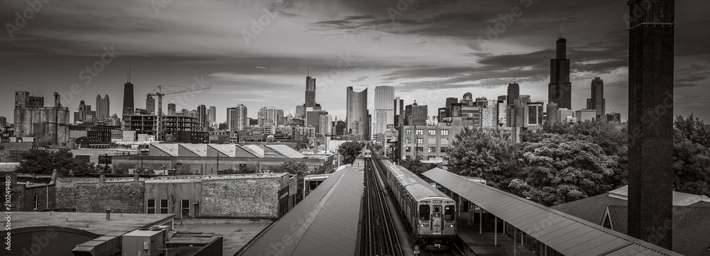 Obraz premium Chicago Skyline od strony zachodniej z pociągiem