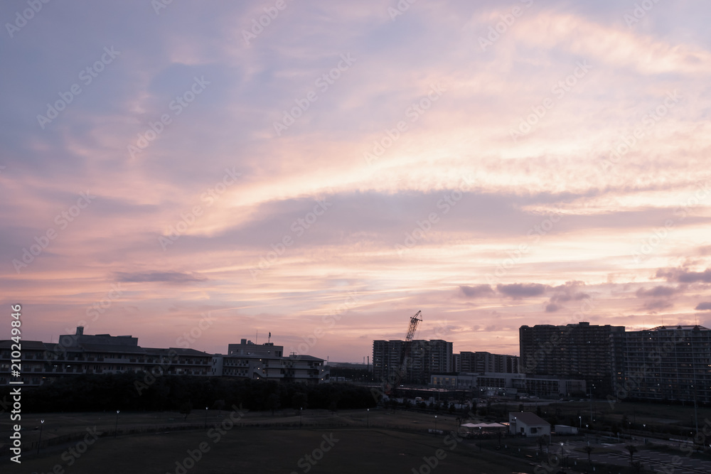 (千葉県ｰ都市風景)夕焼け空の下のマンション群２