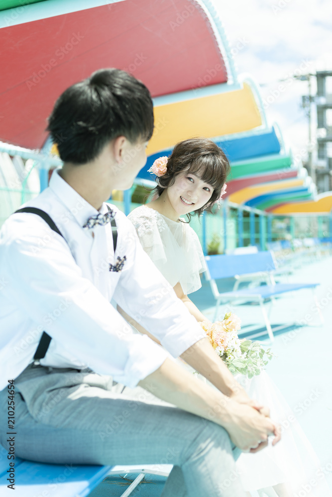 Obraz premium プールのウェディングカップル