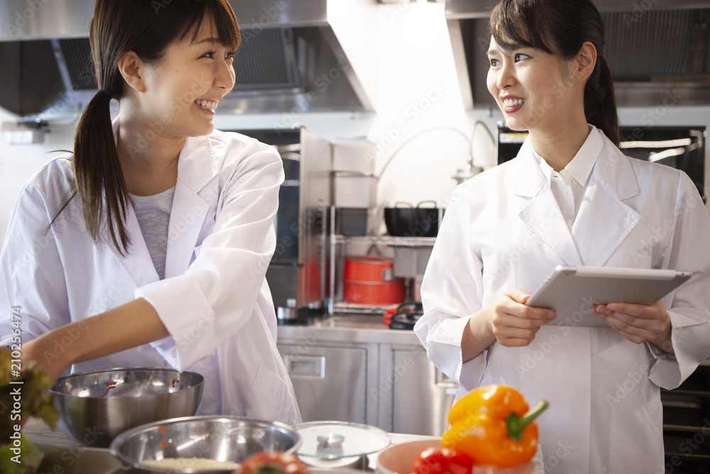 笑顔で食品の検査をしている栄養士たち 笑顔で食品の検査をしている栄養士たち