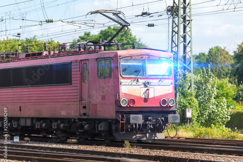 Ältere Elektro Lokomotive mit einem Lichtreflex in der Sonne