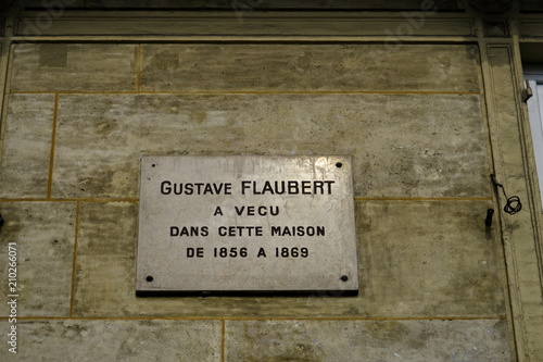 Gustave Flaubert a vécu dans cette maison de 1856 à 1869. Plaque commémorative sur une façade.
