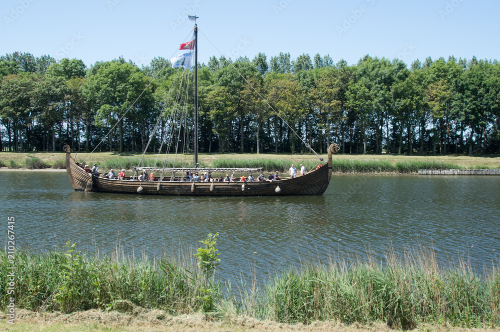 un drakkar à carentan, normandie, cotentin un drakkar à carentan, normandie, cotentin