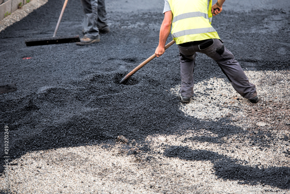 Fotografia macadam worker on the road