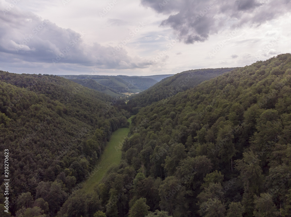 Obraz premium Luftaufnahme eines Tales