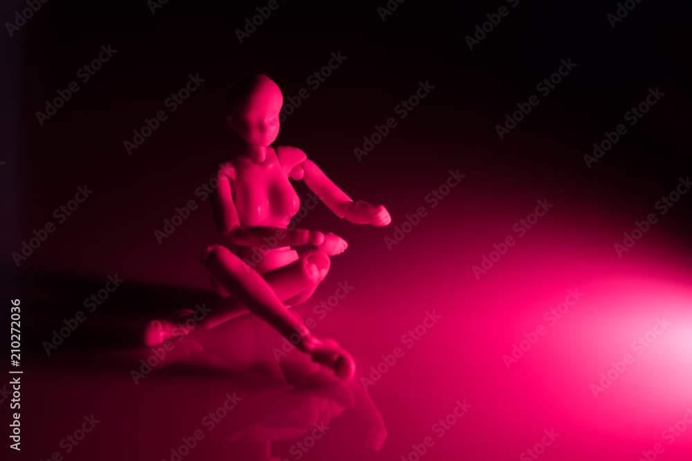 Frauenfigur in rotem Licht Frauenfigur in rotem Licht