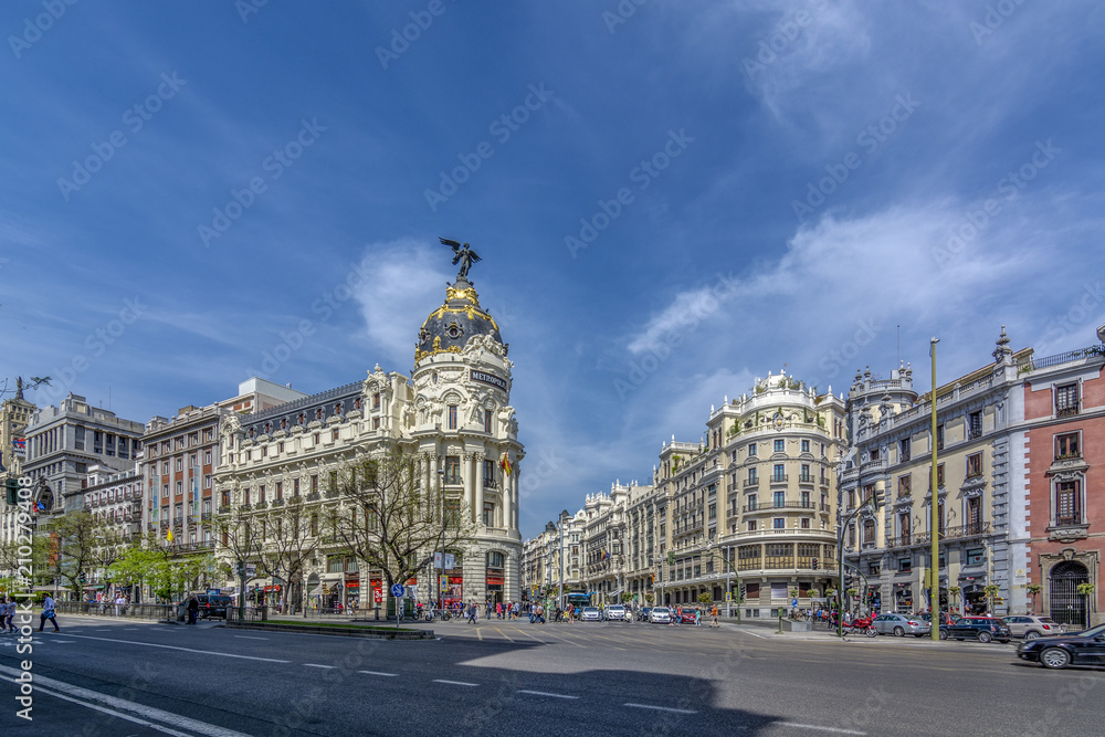Fototapeta premium Famoso hotel Metropolis en la Gran Via de Madrid 