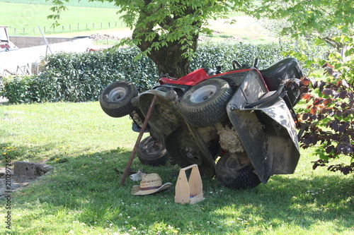 Photos une tondeuse dans une réparation improvisée