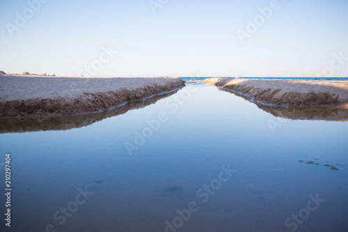 río que desemboca en el mar photo