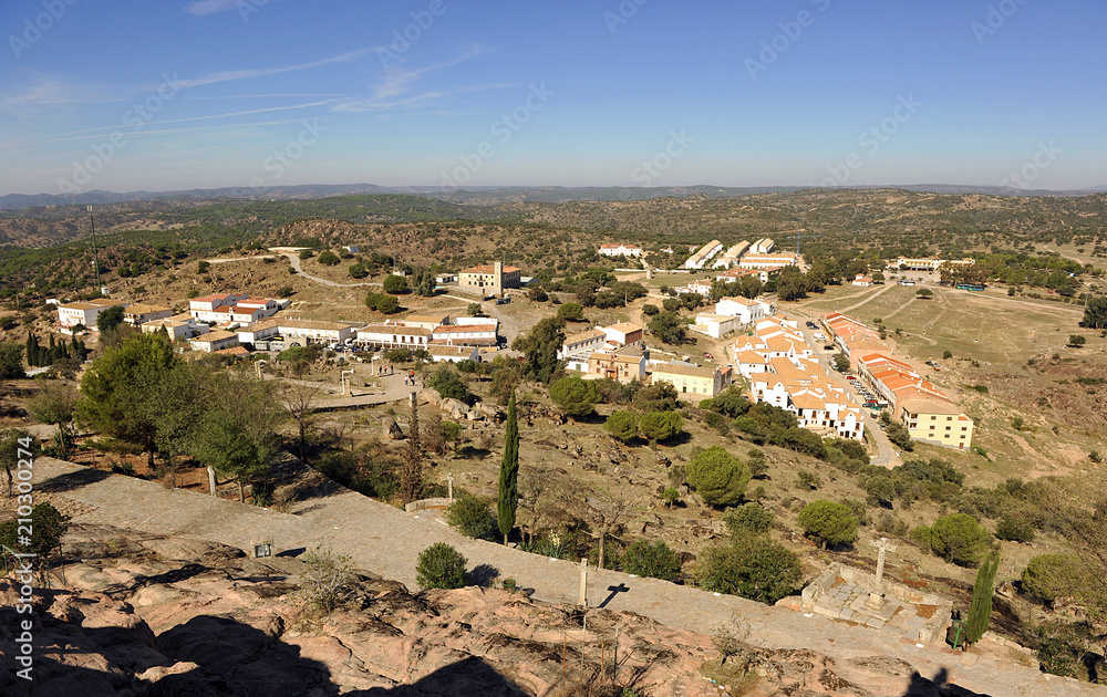 Vista panorámica de la aldea situada al lado del Santuario de la Virgen de la Cabeza en las montañas de Andújar, provincia de Jaén, Andalucía, España