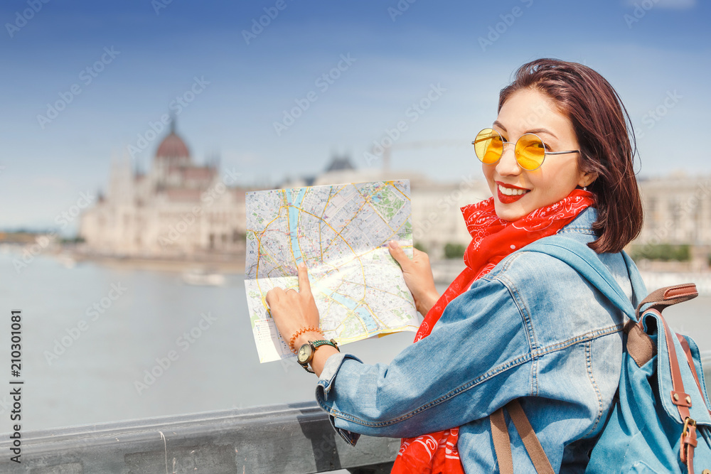 Φωτογραφία Happy asian hipster woman tourist with map travels in Budapest at Hungarian Parl