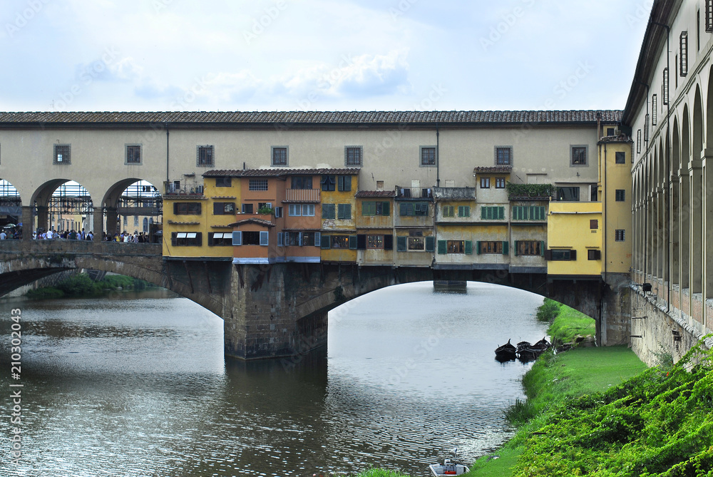Florence city during the Golden Sunset. panoramic views of the Arno River, the Ponte Vecchio Bridge, the Palazzo Vecchio and the Cathedral of Santa Maria del Fiore (Duomo), Florence, Italy
