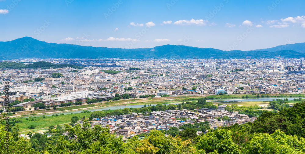 嵐山から眺める京都の町並みと東山