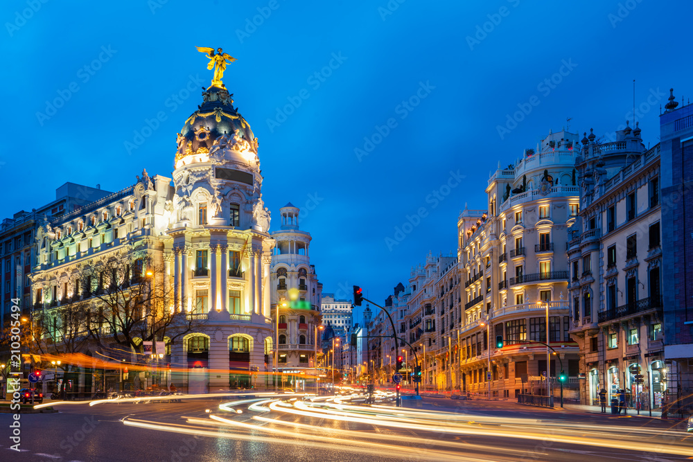 Fototapeta premium Samochody i sygnalizacja świetlna na Gran via Street, głównej ulicy handlowej w Madrycie w nocy. Hiszpania, Europa. Lanmark w Madrycie, Hiszpania